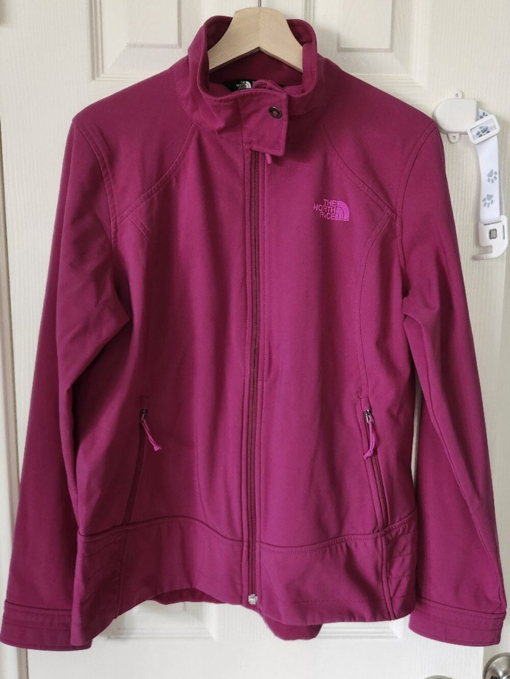 The North Face Water Resistant Jacket - Lightly Lined - in Fuchsia